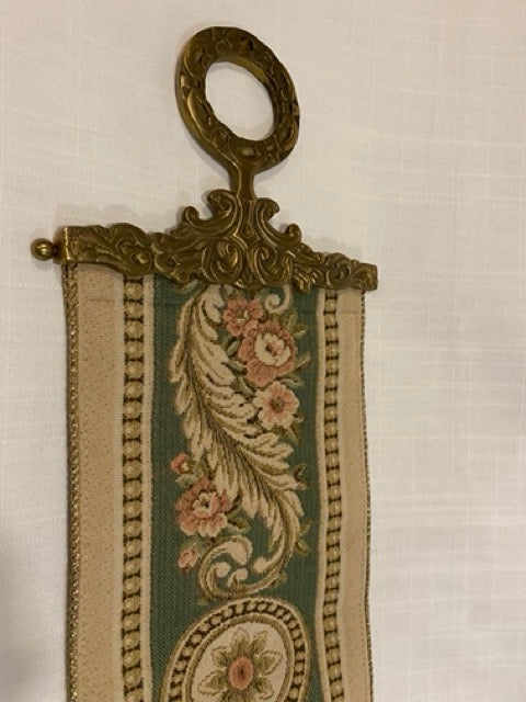Mansión Dorada – Tapiz vintage con tirador de campana y punta de latón