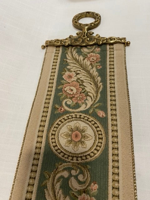 Mansión Dorada – Tapiz vintage con tirador de campana y punta de latón