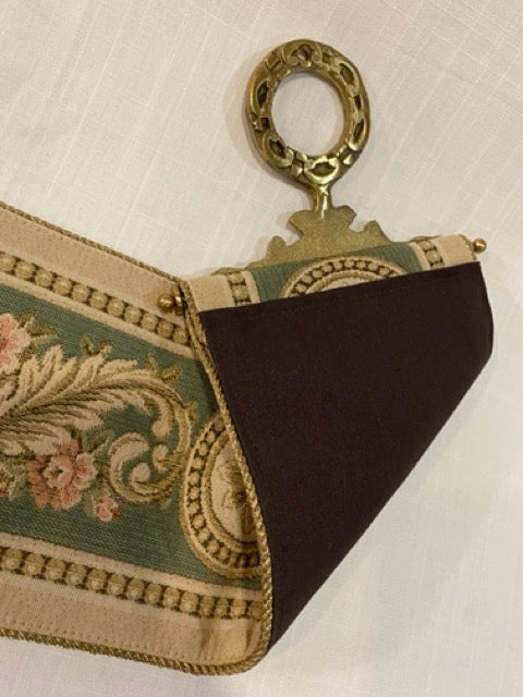 Mansión Dorada – Tapiz vintage con tirador de campana y punta de latón