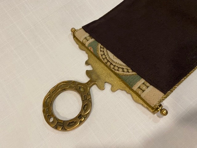 Mansión Dorada – Tapiz vintage con tirador de campana y punta de latón