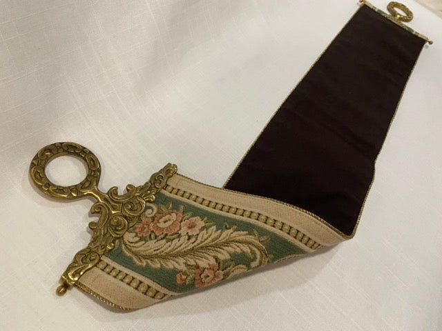 Mansión Dorada – Tapiz vintage con tirador de campana y punta de latón